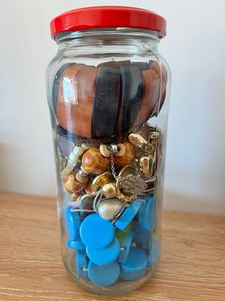 Joyero misterioso con piezas doradas y azules