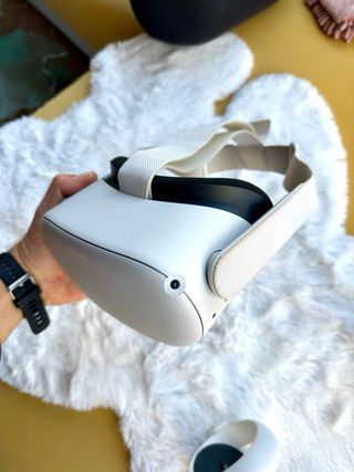 Meta Quest 2 VR visore e controller