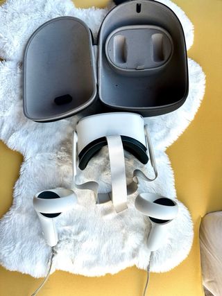 Meta Quest 2 VR visore e controller