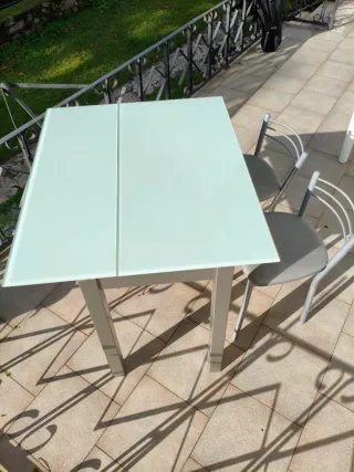 Mesa cristal y 2 taburetes