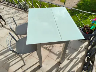 Mesa cristal y 2 taburetes