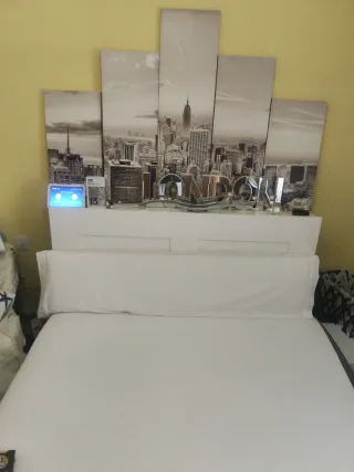 Cabecero blanco,con estanterías