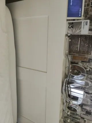 Cabecero blanco,con estanterías