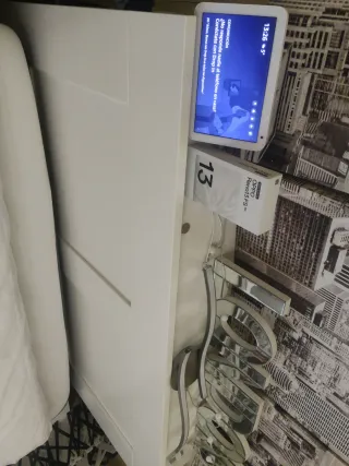 Cabecero blanco,con estanterías