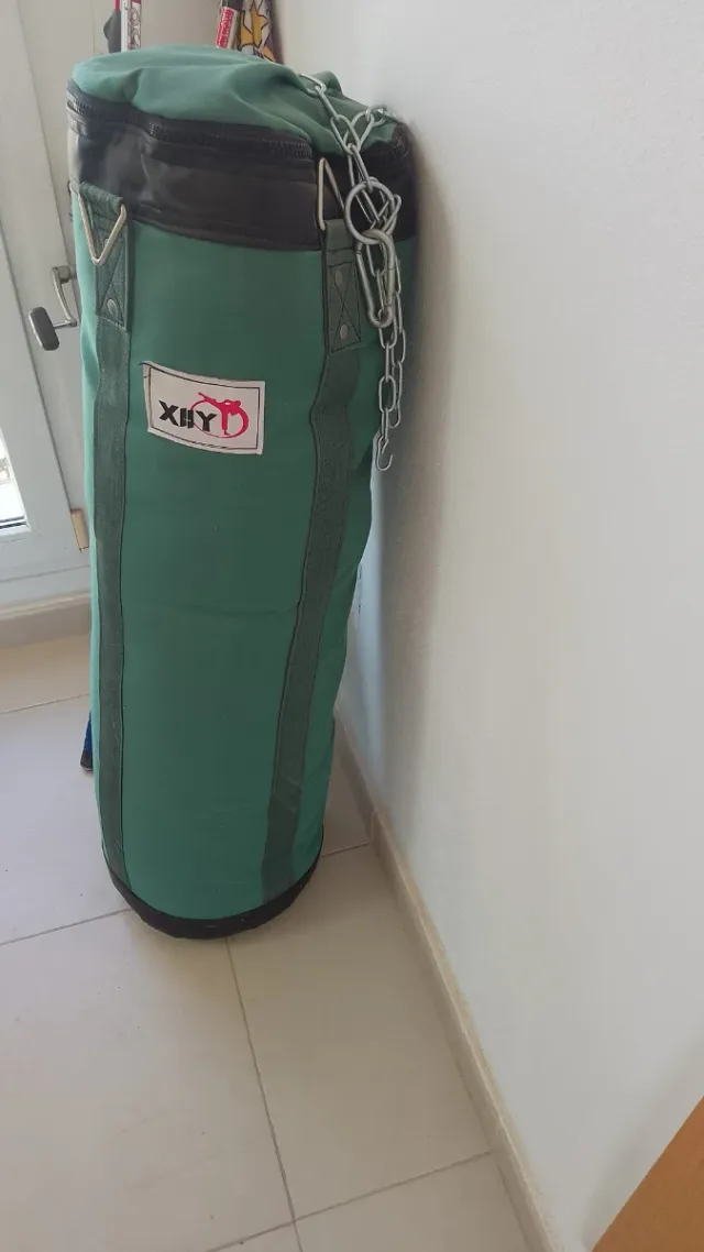 Saco de boxeo verde relleno de trapos y arena abaj
