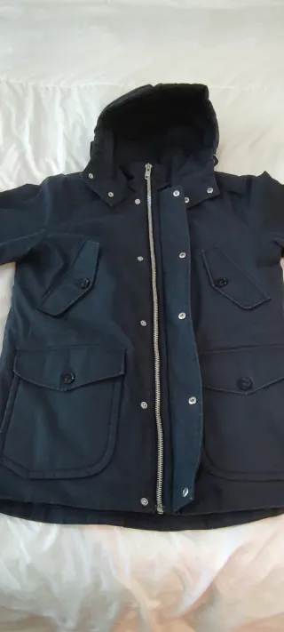 Abrigo azul con capucha