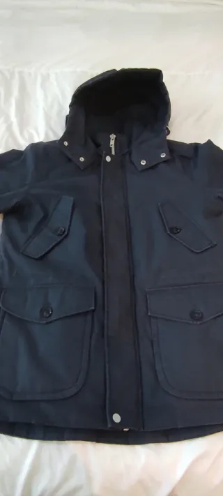 Abrigo azul con capucha