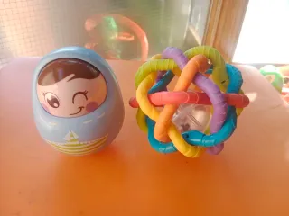 Juguetes Bebé: Muñeco Relleno y Pelota Enrollable