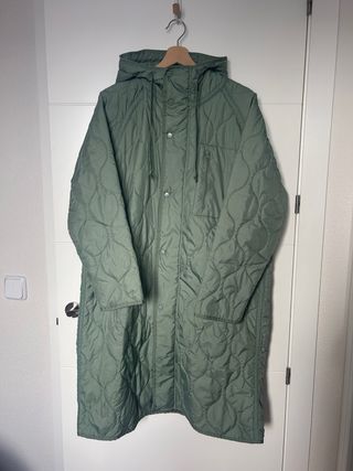 Abrigo acolchado fino verde pardo