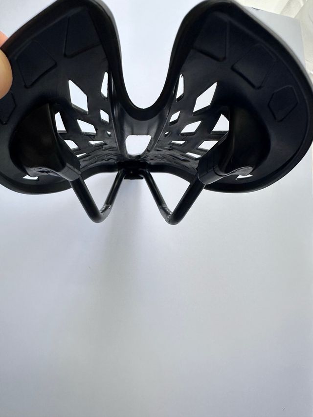 Sillín de bicicleta negro hueco