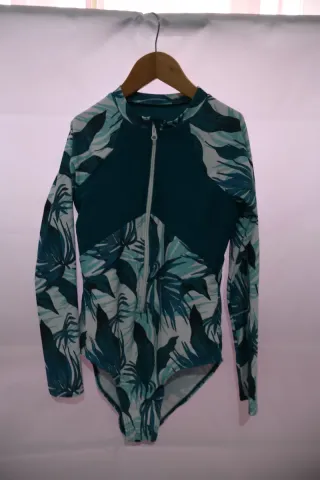 Zapatillas deportivas de agua y un bañador