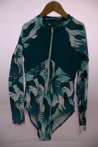 Zapatillas deportivas de agua y un bañador