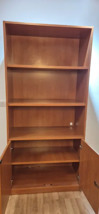 Estantería de madera con puertas