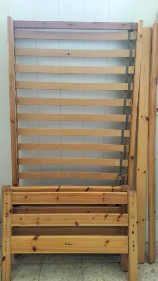 Cama individual de madera natural marca Flexa