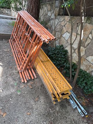 Andamio metálico naranja y plataformas amarilla