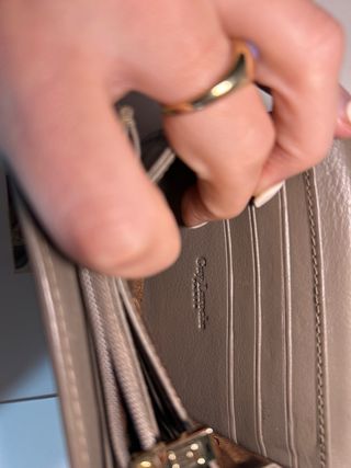 Cartera Guy Laroche Gris y Dorada