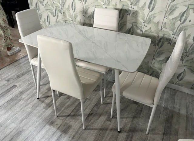 Mesa y 4 Sillas Comedor - Nuevo OFERTA