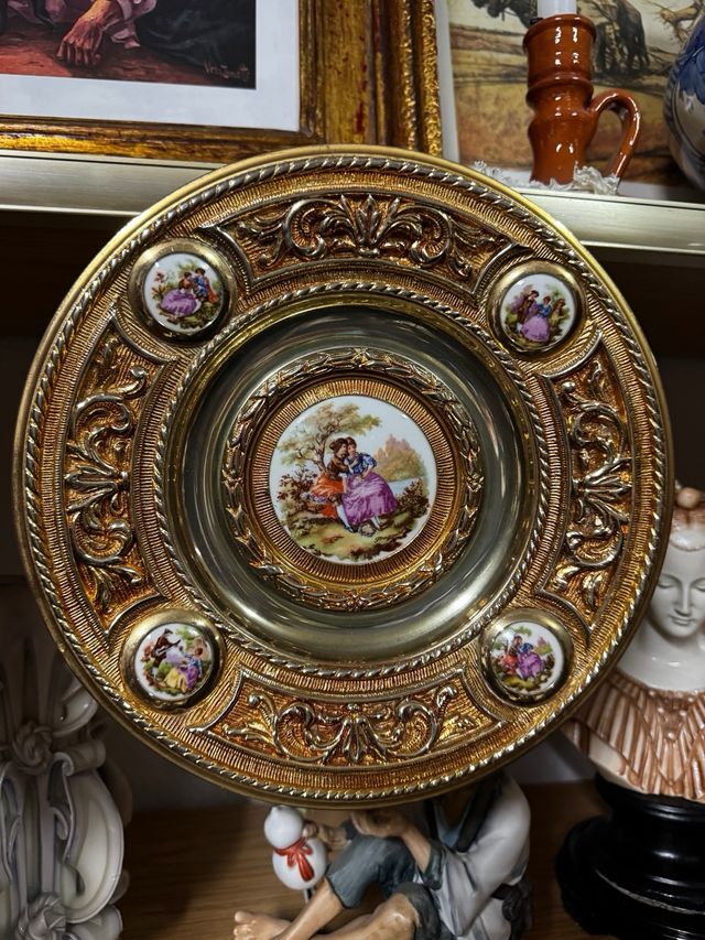 3 Platos decorativo dorado con escenas