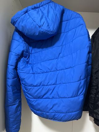 Chaquetón acolchado azul Bershka