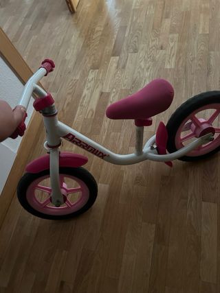 Bicicleta sin pedales rosa en perfecto estado