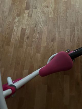 Bicicleta sin pedales rosa en perfecto estado