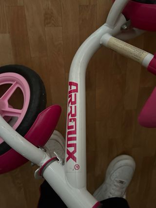 Bicicleta sin pedales rosa en perfecto estado