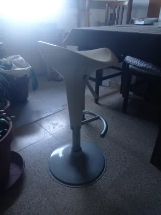 Sedia da bar con design moderno e funzionale