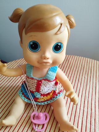 Muñeca interactiva con vestido tejido