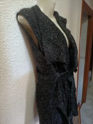 Chaleco negro brillante sin mangas