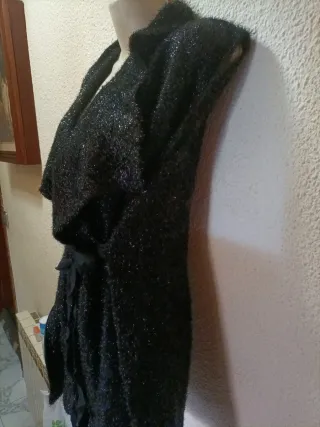 Chaleco negro brillante sin mangas
