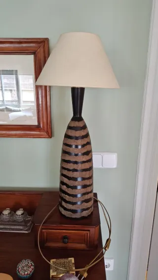 Lámpara de mesa madera y tela