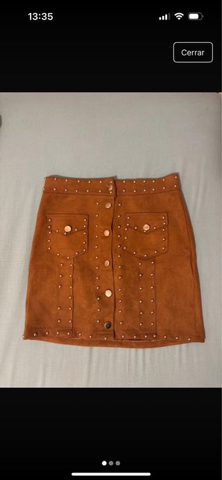 Falda marrón con tachuelas