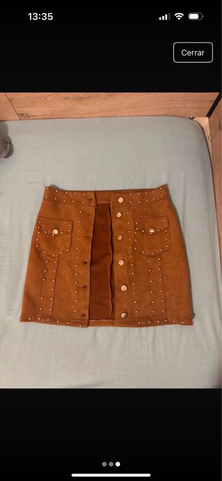 Falda marrón con tachuelas