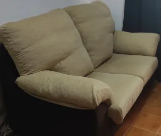 Sofá de tela beige y marrón