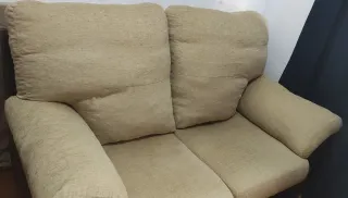 Sofá de tela beige y marrón