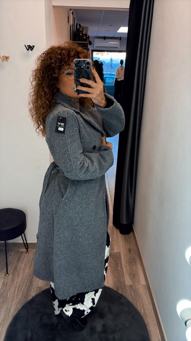 Gabardina negra y gris