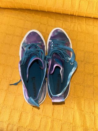 Zapatillas Pull and Bear edición especial MTV.