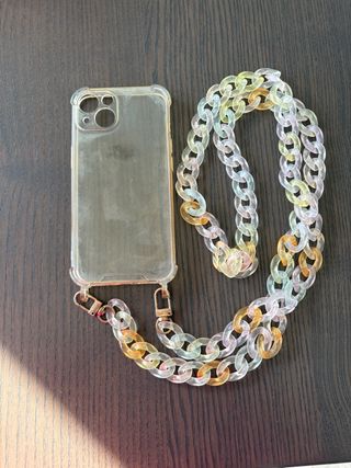 Funda iPhone 13 con cadena acrílica