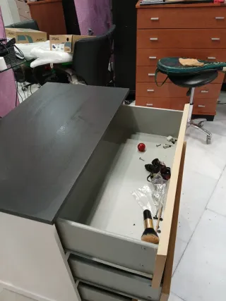 Cómoda de madera y plástico