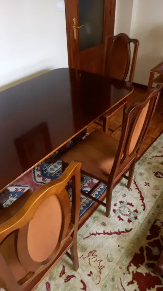 Mesa de comedor antigua y 4 sillas-Ofrece precio