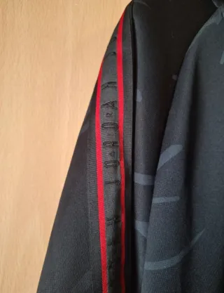 Sudadera Jordan Negra y Roja..tallaXl de niño..