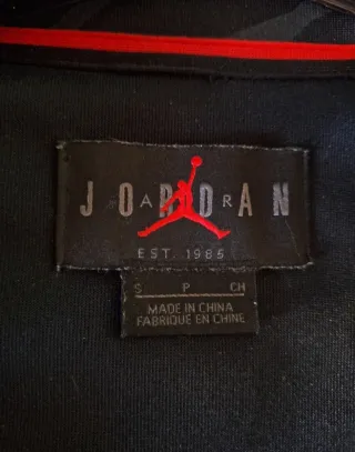 Sudadera Jordan Negra y Roja..tallaXl de niño..