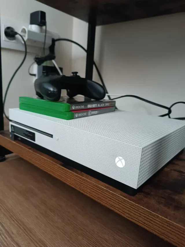 Xbox One S 500GB + Mando + FIFA 20 y Black Ops 4