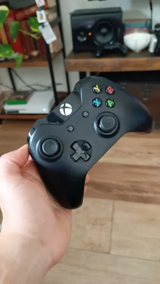 Xbox One S 500GB + Controller + FIFA 20 e Black Ops 4