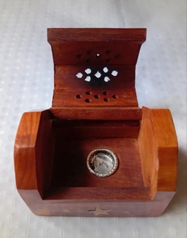 Porta incenso in legno intagliato