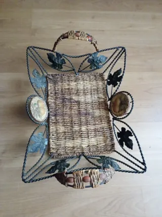 Cesta/ bandeja decorativa de metal y mimbre.