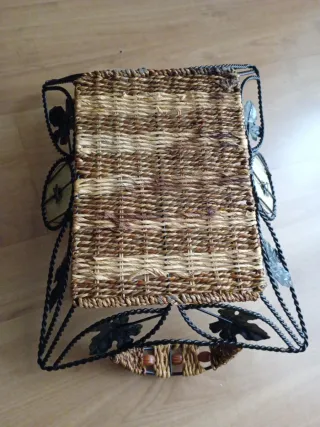 Cesta/ bandeja decorativa de metal y mimbre.