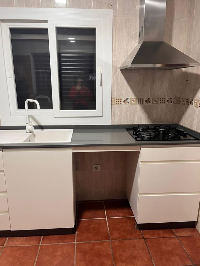 Cocina completa con encimera, placa y campana