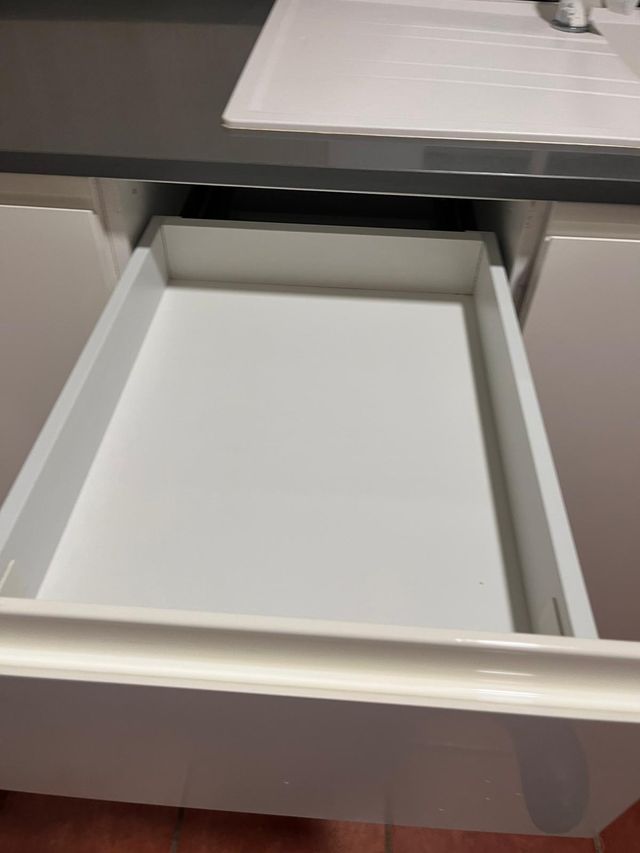 Cocina completa con encimera, placa y campana