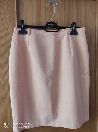 Conjunto de chaqueta y falda naranja clarito